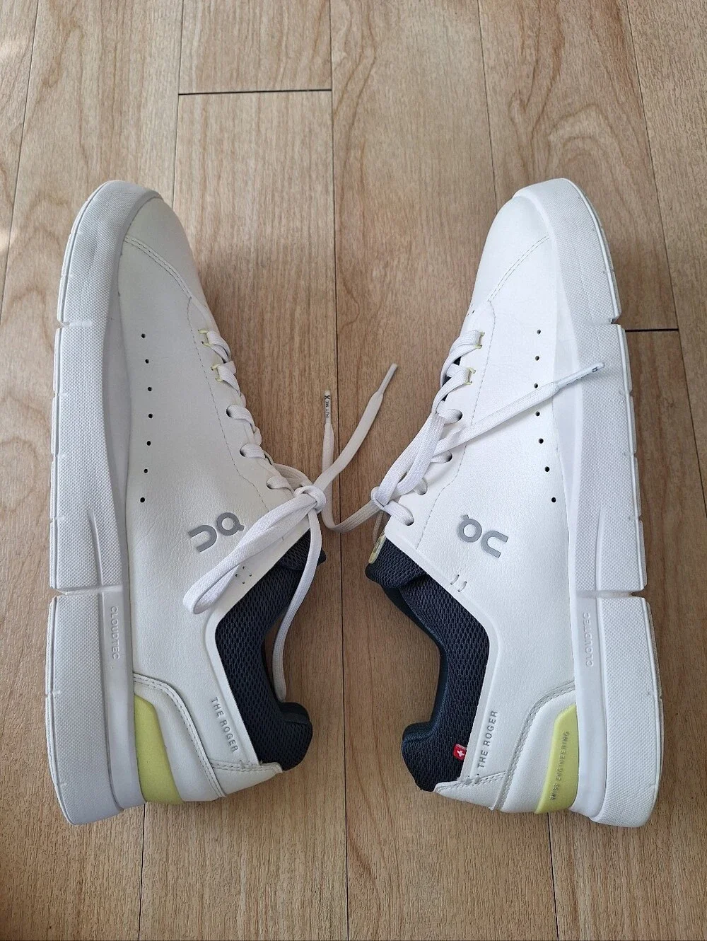 Mens 11 - On THE ROGER Advantage Ivory Evergreen Sneaker